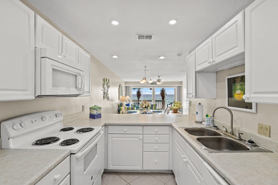 Townhome, Multiple Beds, Balcony, Ocean View | Private kitchen | Fridge, microwave, oven, stovetop