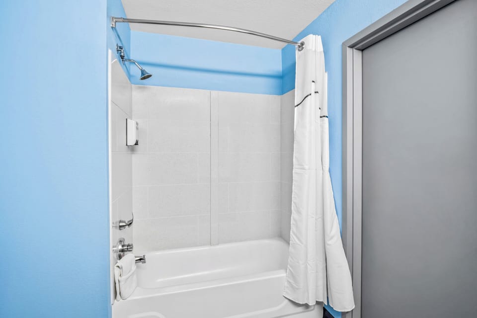 Studio, 1 King Bed with Sofa bed, Non Smoking | Bathroom | Combined shower/tub, free toiletries, hair dryer, towels