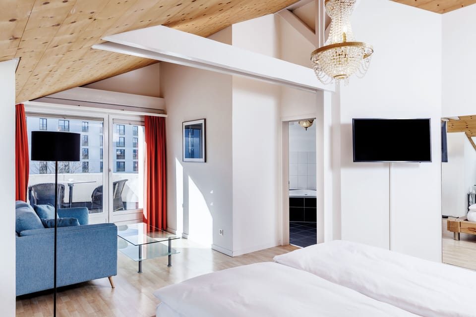 Suite | Hypo-allergenic bedding, minibar, in-room safe, desk