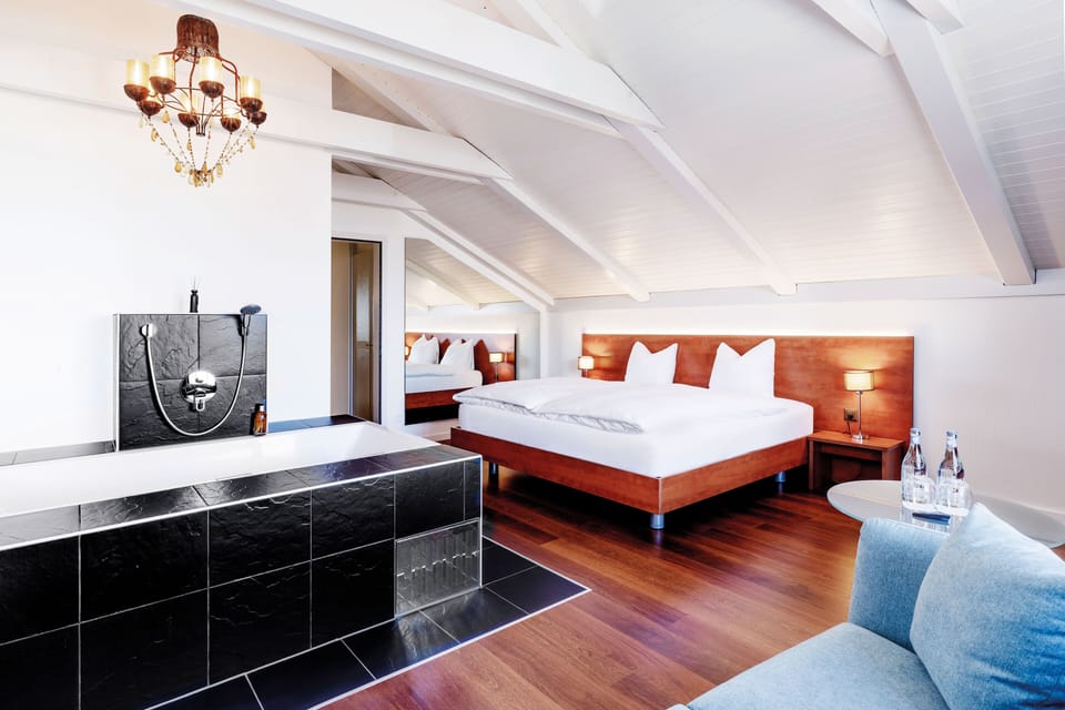 Suite | Hypo-allergenic bedding, minibar, in-room safe, desk