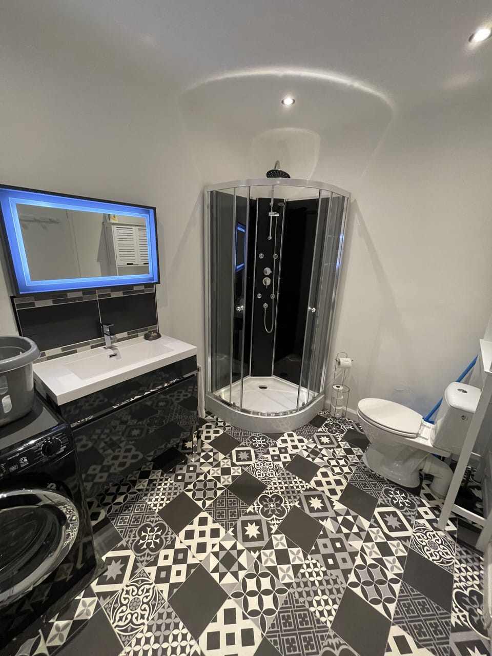 Family Penthouse | Bathroom | Free toiletries, hair dryer, towels