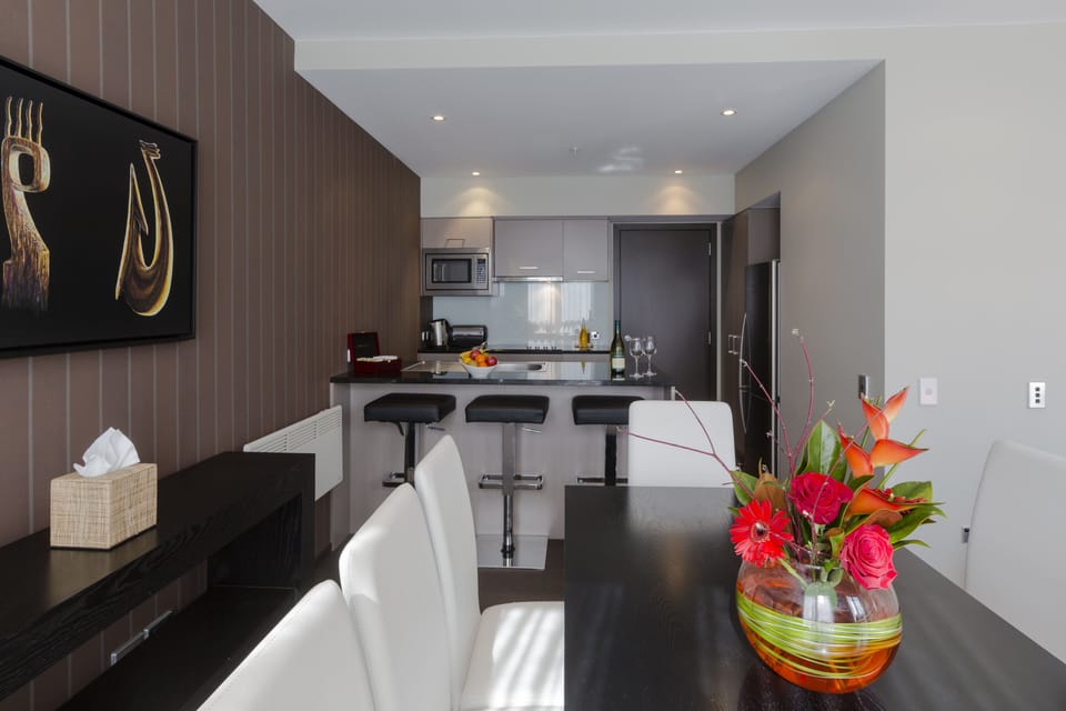 Full-size fridge, microwave, oven, stovetop