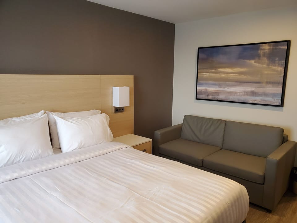 Classic Room, 1 Queen Bed | 1 bedroom, desk, blackout drapes, iron/ironing board