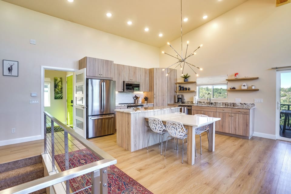 Kitchen | Equipped w/ Cooking Essentials | Breakfast Table