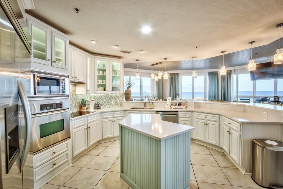 Kitchen w/Island