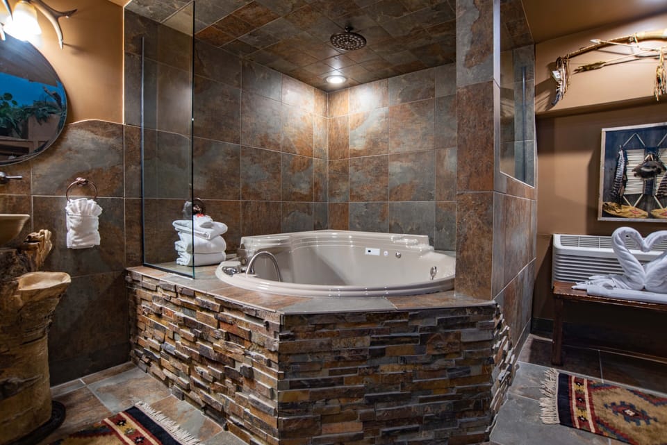 Room (The Tipi) | Bathroom | Combined shower/tub, jetted tub, rainfall showerhead, free toiletries