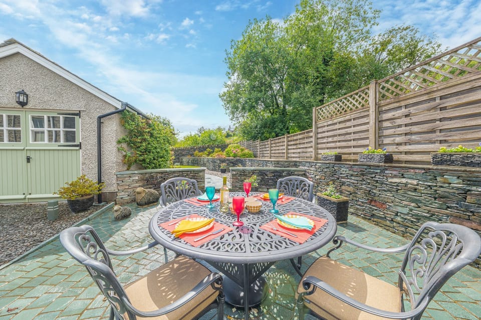 Outdoor dining at Springbank Cottage in the Lake District