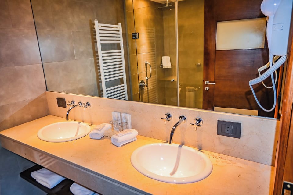 Executive Suite | Bathroom | Separate tub and shower, jetted tub, rainfall showerhead, hair dryer