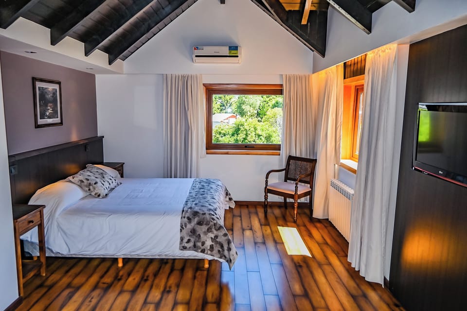 Deluxe Suite | 1 bedroom, premium bedding, minibar, in-room safe