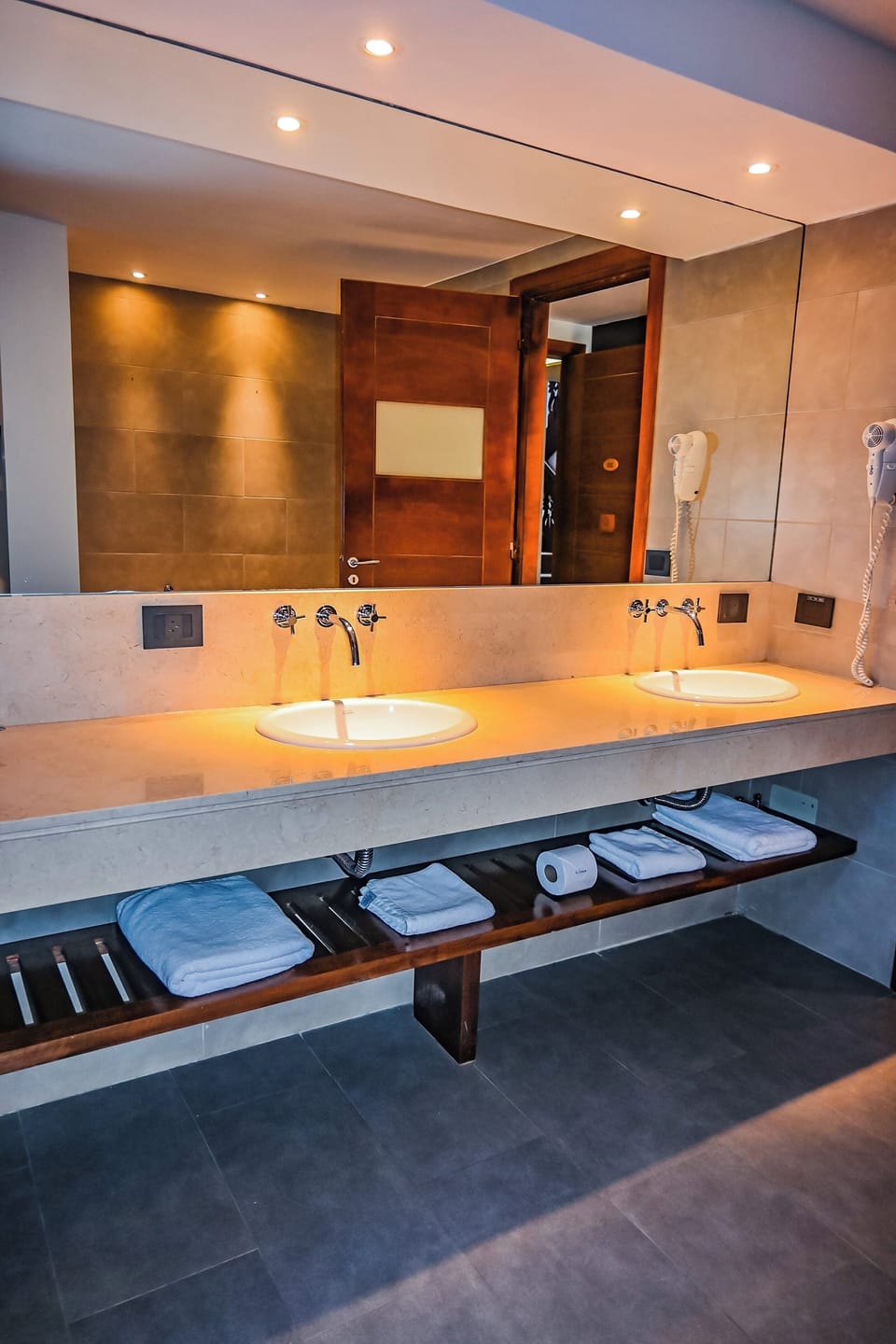 Deluxe Suite | Bathroom | Separate tub and shower, jetted tub, rainfall showerhead, hair dryer