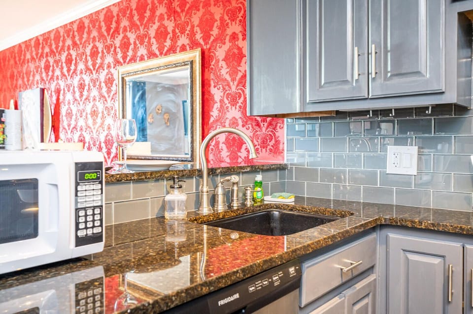 Full-size fridge, microwave, oven, stovetop
