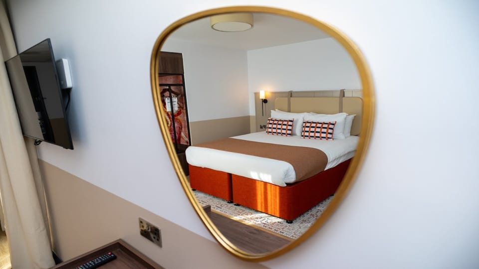 Standard Room, 1 King Bed | In-room safe, soundproofing, iron/ironing board, free WiFi