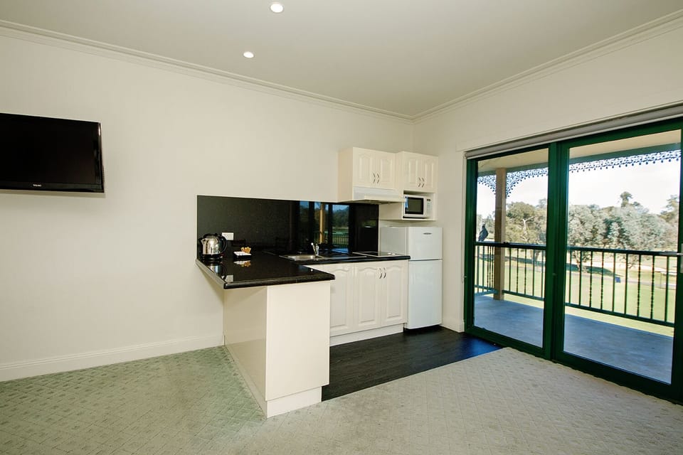 Banksia Suite | In-room safe, free WiFi, bed sheets