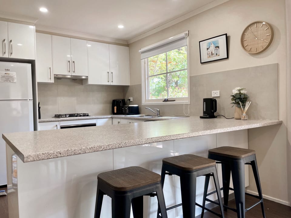 2 Bedroom Deluxe Garden View 5 | Private kitchen | Full-size fridge, microwave, oven, electric kettle