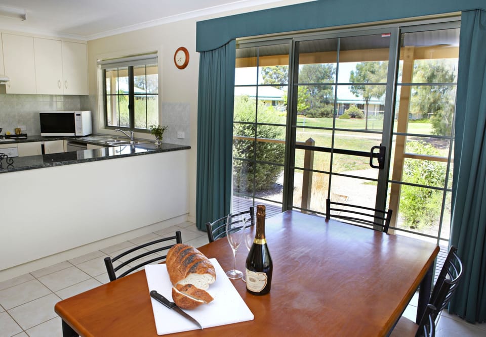 3 Bedroom Executive Spa 50 | In-room dining