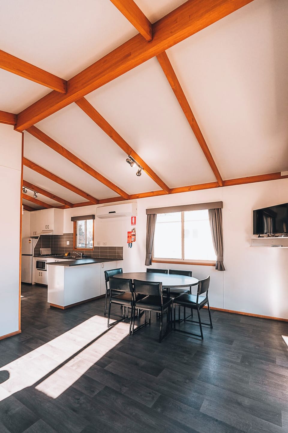 Deluxe Cabin - Sleeps 6 - Easy Access | Dining room