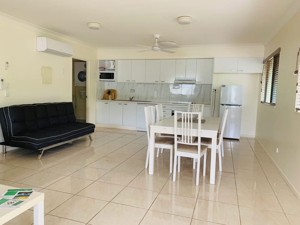 Full-size fridge, microwave, oven, stovetop