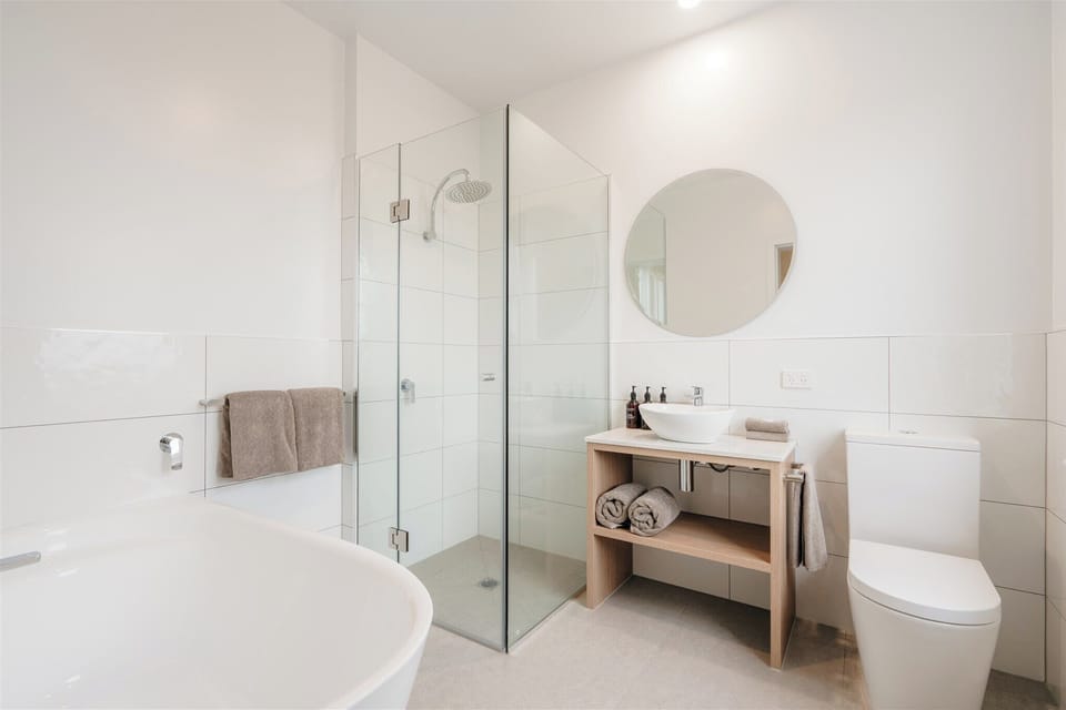 Superior Room, 1 King Bed, Bathtub, City View | Bathroom | Free toiletries, hair dryer, towels, soap