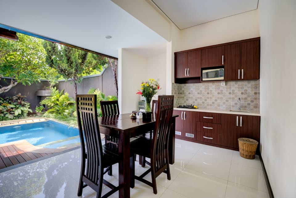 Full-size fridge, microwave, coffee/tea maker, electric kettle