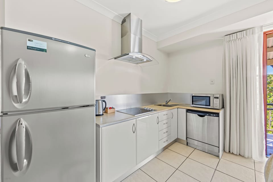 Standard Apartment, 1 Bedroom, Non Smoking, Kitchen | Private kitchen | Full-size fridge, microwave, stovetop, dishwasher
