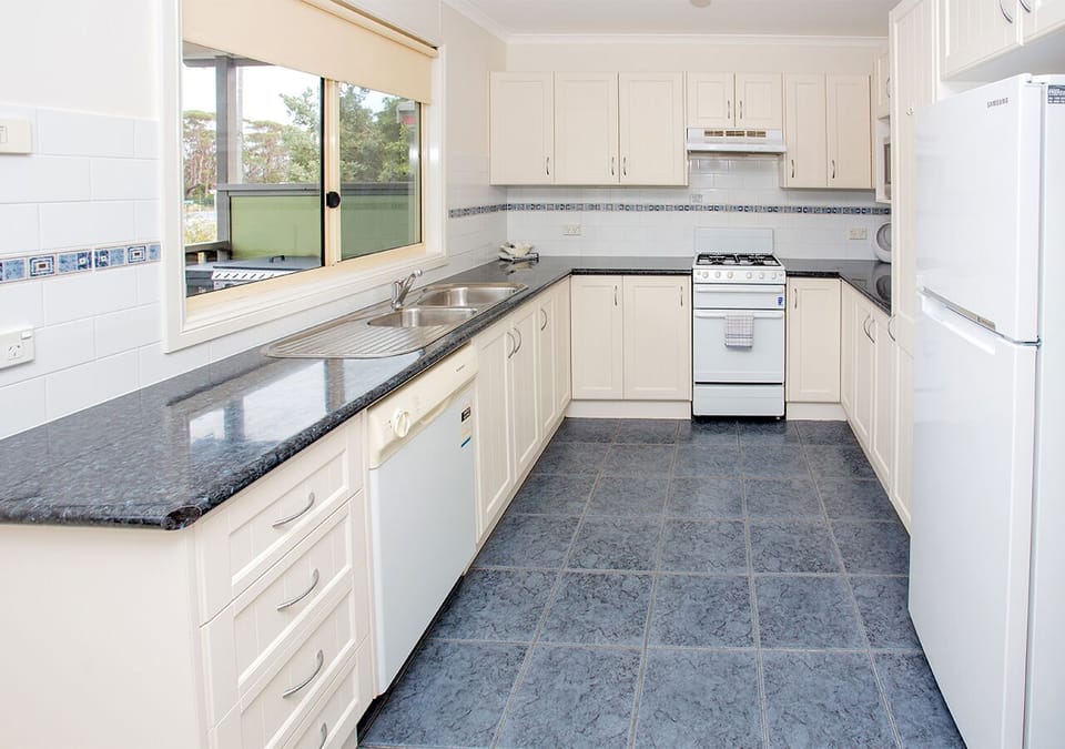 Tween House | Private kitchen | Mini-fridge, microwave, toaster, dining tables