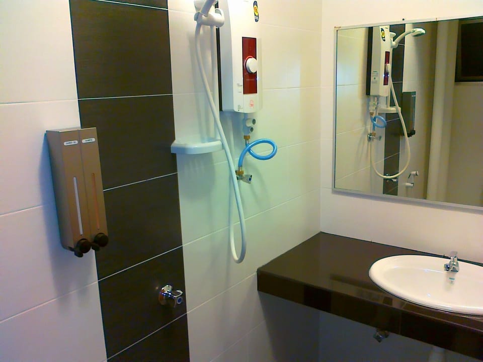 Deluxe Apartment, 3 Bedrooms | Bathroom | Shower, free toiletries, towels