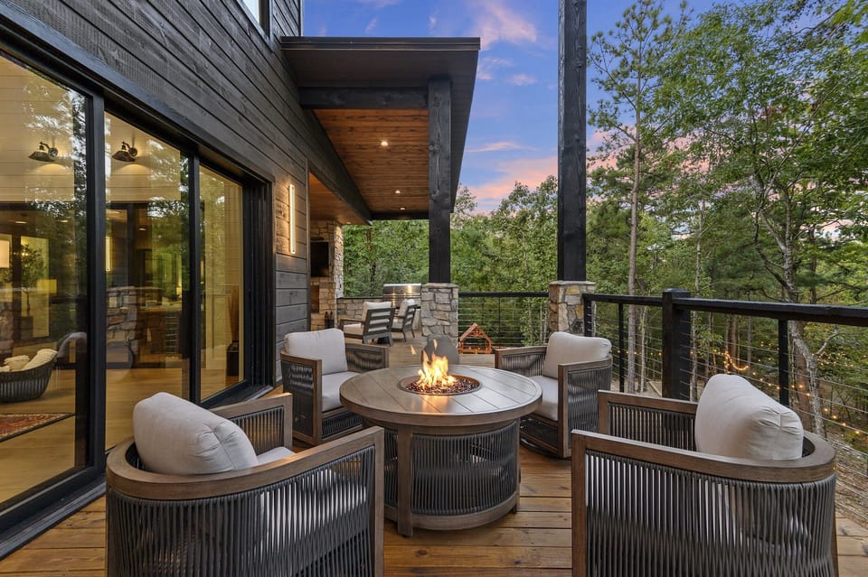 Outdoor Lounge: Gather around the fire and savor stunning forest views in the fresh air!