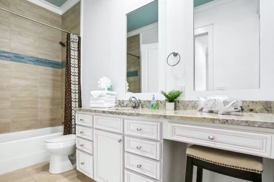 First Floor Bathroom Tub/Shower