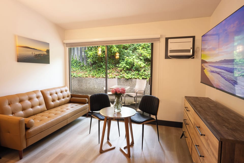 Classic King Room with Kitchenette | Pillowtop beds, desk, iron/ironing board (on request), WiFi (free)