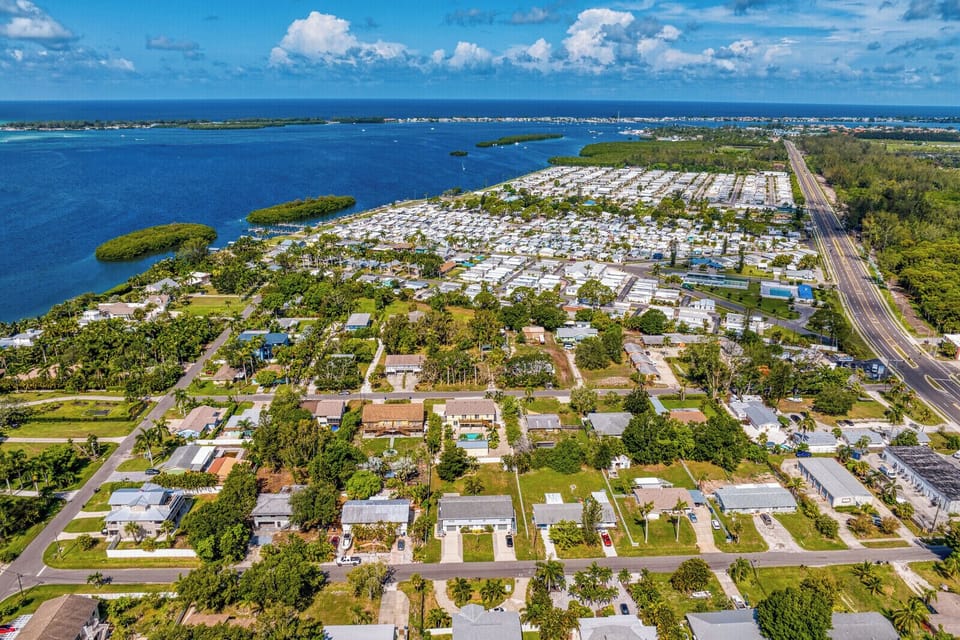 Only 2 Miles to Bradenton Beach