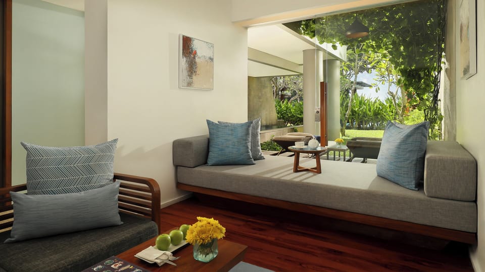 Heavenly Pool Suite King With Butler Service | Premium bedding, minibar, in-room safe, desk