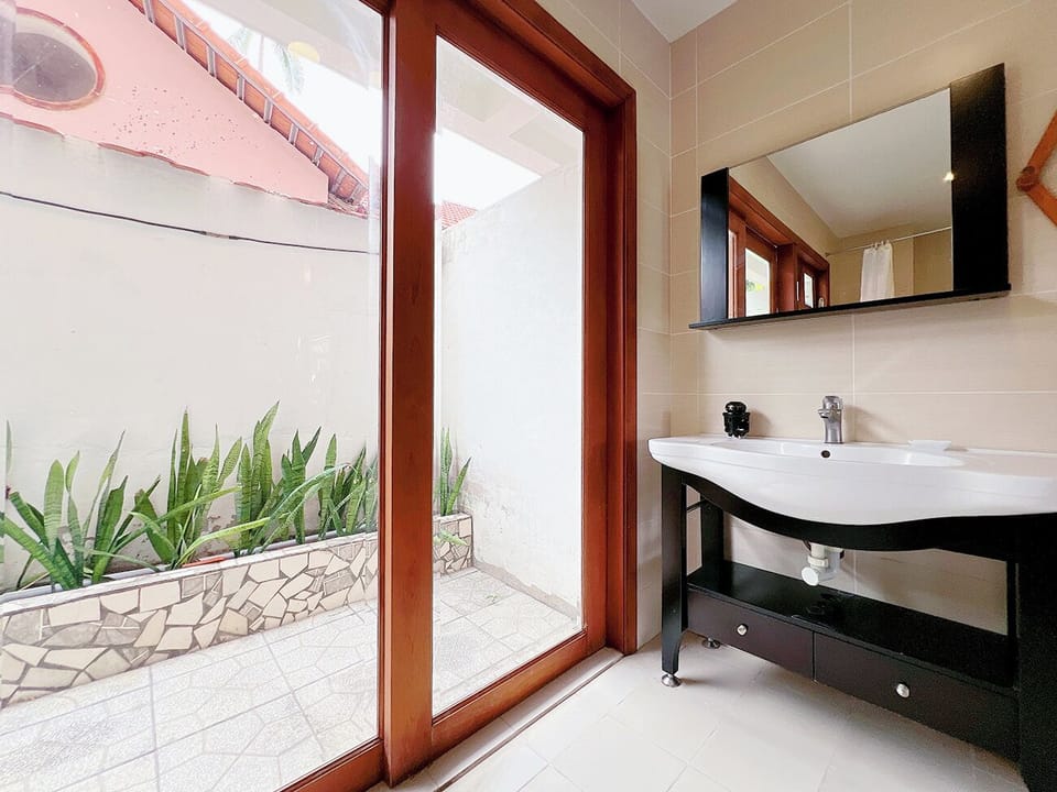 Pool View Room | Bathroom | Shower, free toiletries, hair dryer, slippers