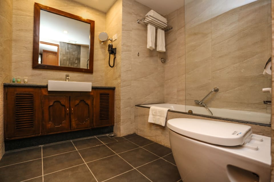 Combined shower/tub, spring water tub, rainfall showerhead