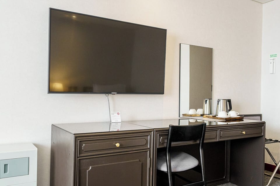Standard Twin Room, Non Smoking | Premium bedding, down comforters, in-room safe, individually furnished