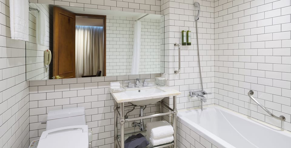 Combined shower/tub, deep soaking tub, rainfall showerhead
