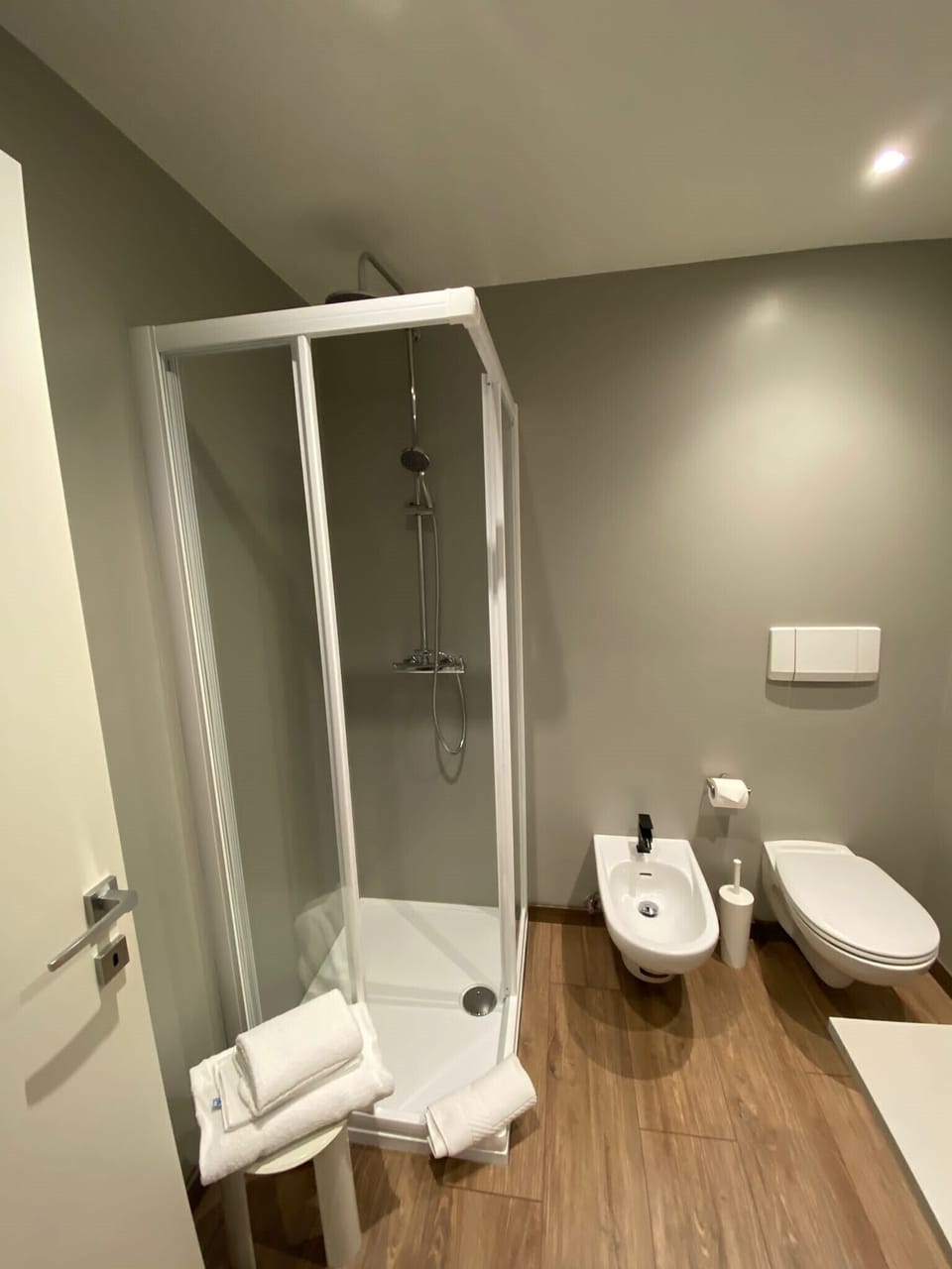Shower, rainfall showerhead, free toiletries, hair dryer