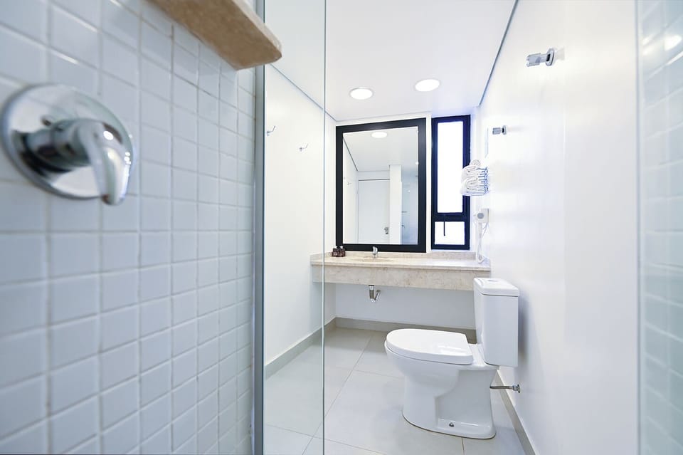 Shower, rainfall showerhead, free toiletries, bidet