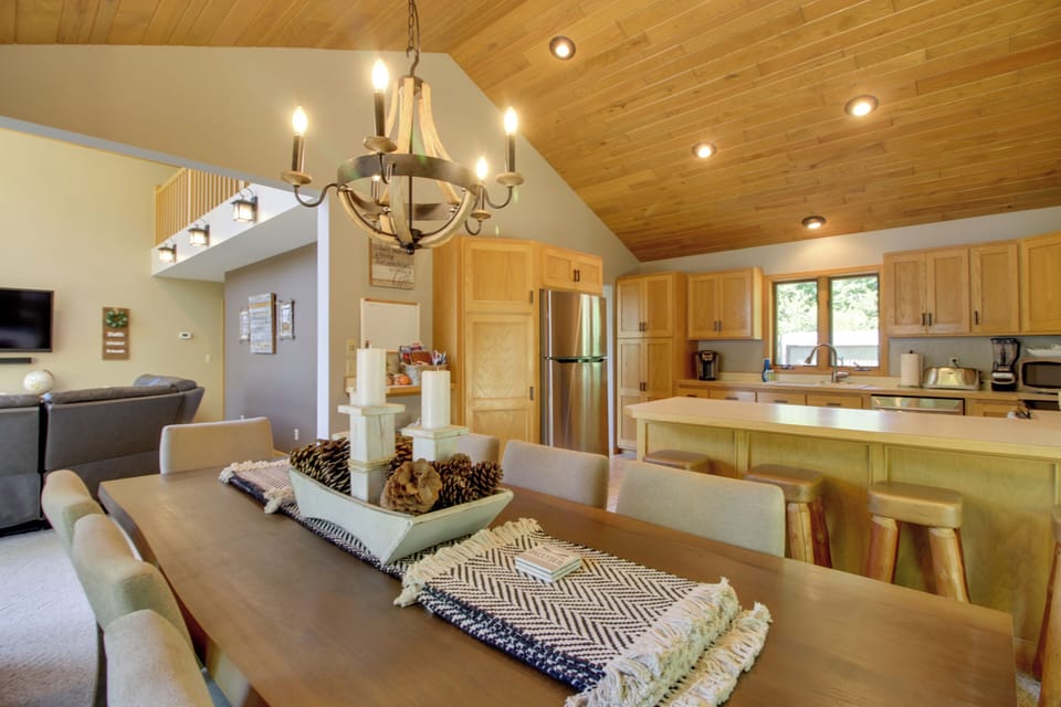 Dining Area | Dishware & Flatware Provided