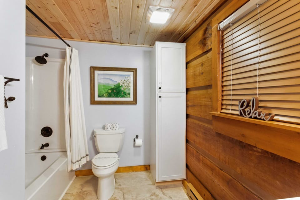 Master Ensuite Bathroom with Tub Shower Combo
