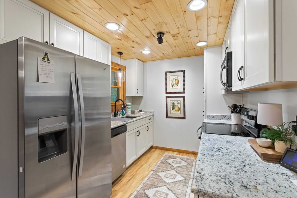 Granite Countertops and Tongue-and-Groove Ceiling in the Kitchen