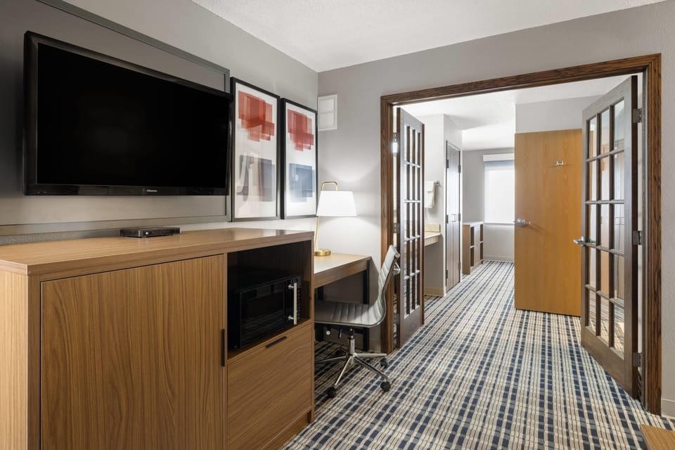 Premier Suite, 1 King Bed, Non Smoking (One-Bedroom) | Individually decorated, individually furnished, desk, blackout drapes