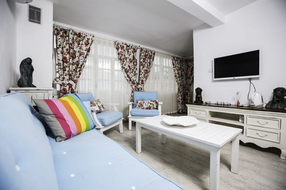 Deluxe Suite, 2 Bedrooms, Park View | Living area | 21-inch flat-screen TV with satellite channels, TV