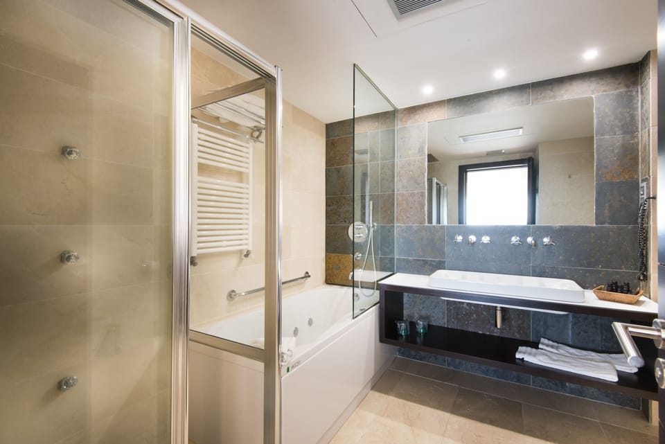 Junior Suite, Jetted Tub, Lake View | Bathroom | Deep soaking tub, rainfall showerhead, free toiletries, hair dryer