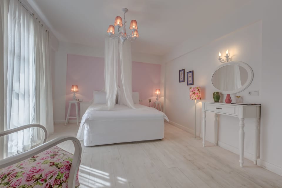 Deluxe Double Room | Minibar, in-room safe, soundproofing, iron/ironing board