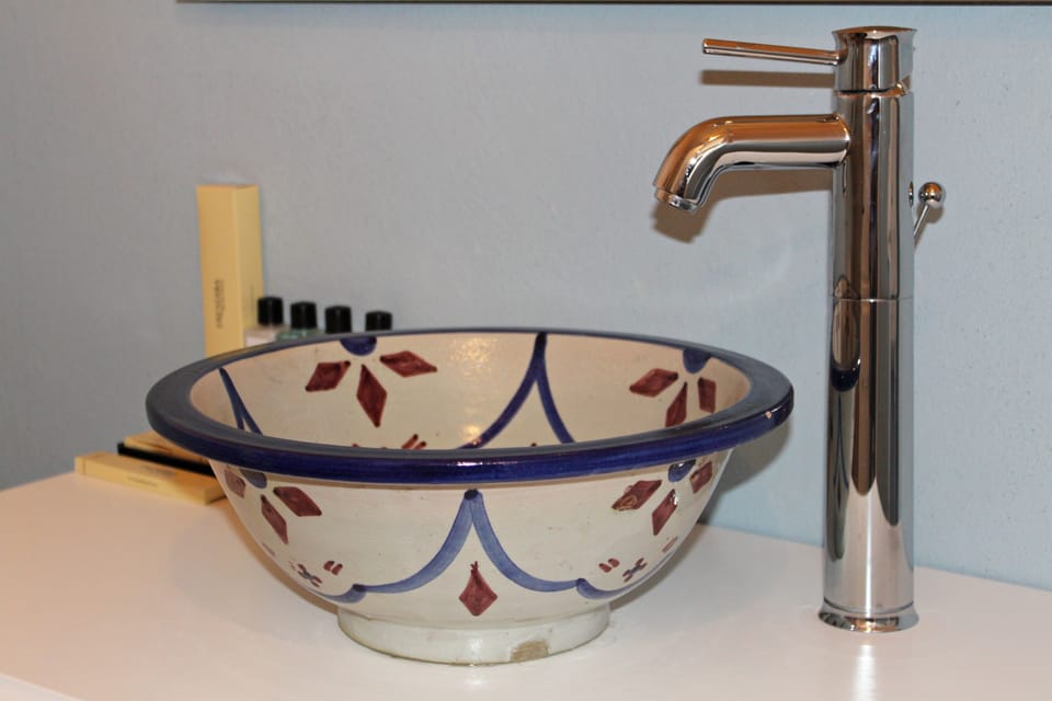 Deluxe Double Room | Bathroom sink