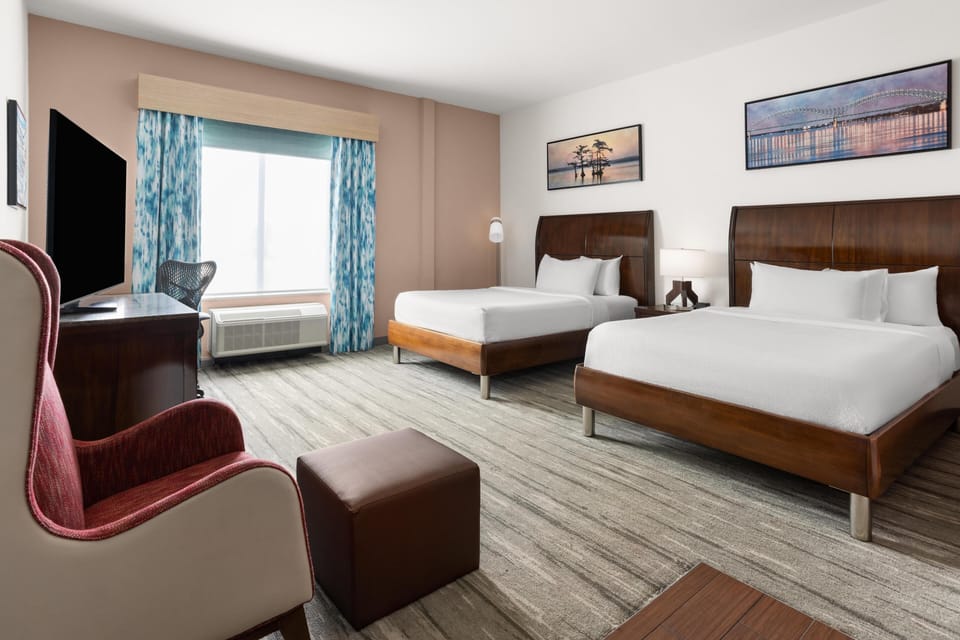 Premium bedding, in-room safe, desk, free cribs/infant beds