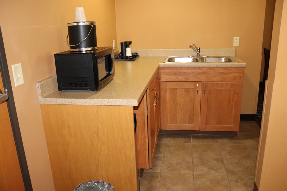 Whirlpool Suite Room | Private kitchen | Coffee/tea maker, fridge, microwave