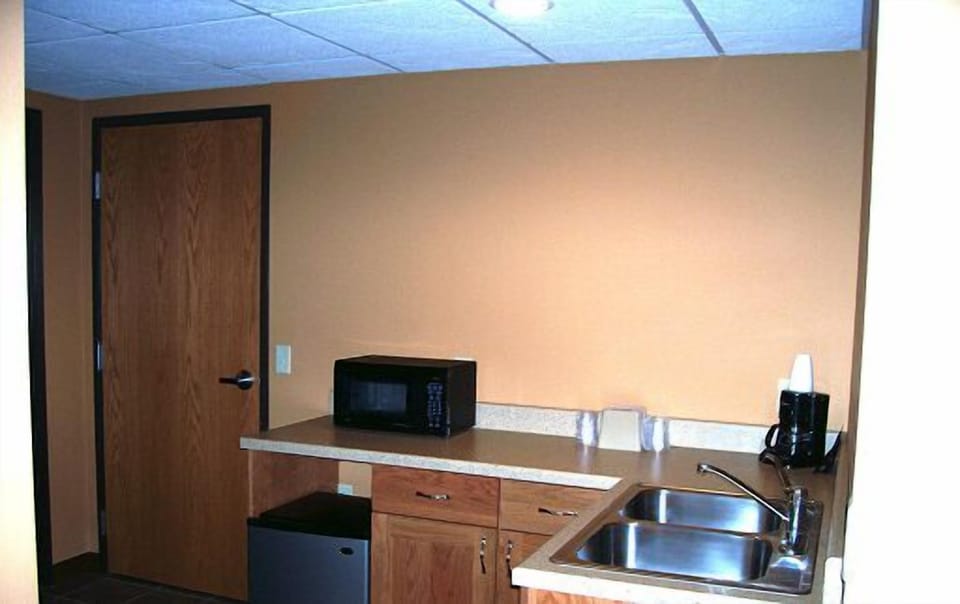 Coffee/tea maker, fridge, microwave