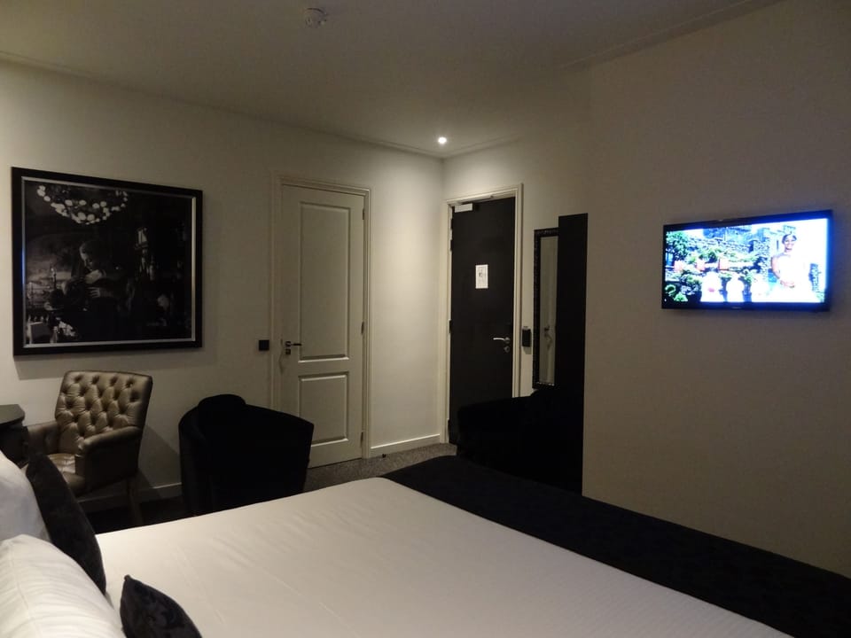Double Room, Balcony | In-room safe, iron/ironing board, free WiFi, bed sheets
