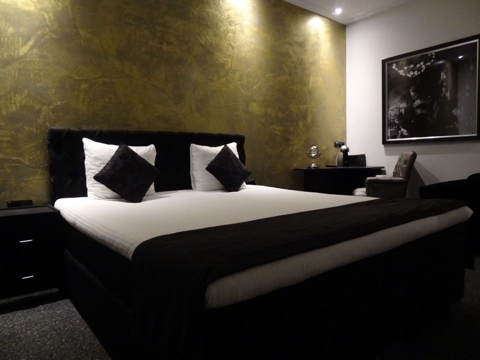 Double Room | In-room safe, iron/ironing board, free WiFi, bed sheets